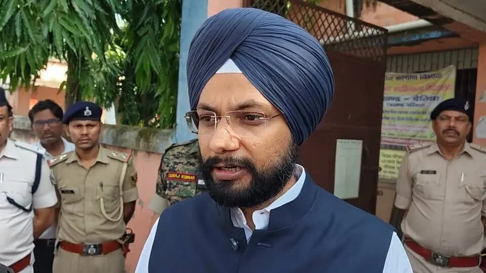 निष्पक्ष, शांतिपूर्ण एवं भयमुक्त मतदान को लेकर जिला प्रशासन मुस्तैद।
बिहार विधान परिषद् के 03-सारण शिक्षक निर्वाचन, 2026 के तहत जिला निर्वाचन पदाधिकारी-सह-जिला पदाधिकारी, श्री तरनजोत सिंह एवं वरीय पुलिस अधीक्षक, बेतिया, श्री कुमार गौतम ने बेतिया प्रखंड कार्यालय परिसर अवस्थित मतदान केंद्र का निरीक्षण कर मतदान प्रक्रिया का जायजा लिया।
Election Commission of India
Chief Electoral Officer, Bihar
#WestChamparan #FreeAndFairElection