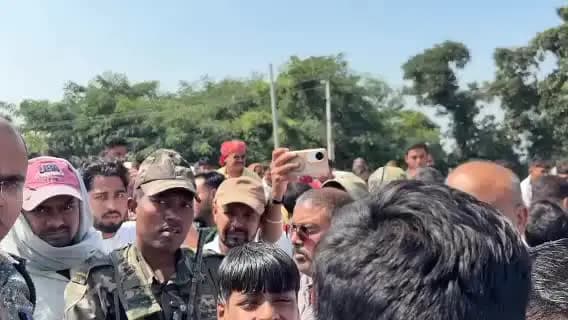 मेदिनीनगर (डालटनगंज): सिंगरा कला में दुर्गा पूजा जुलूस में मारपीट मामले में दोनों पक्ष से 50-50 लोगों पर एफआईआर, एक पक्ष के ग्रामीणों ने किया