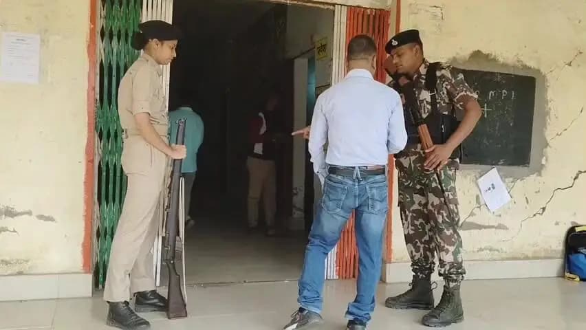 रहुई: रहुई में स्नातक और शिक्षक एमएलसी चुनाव का शांतिपूर्ण मतदान जारी, एसडीएम और एसडीपीओ ने लिया जायजा