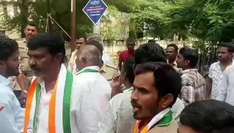 ಗದಗ: ನಗರದ ಮತದಾನ ಕೇಂದ್ರದ ಬಳಿ ಗೊಂದಲದ ವಾತಾವರಣ