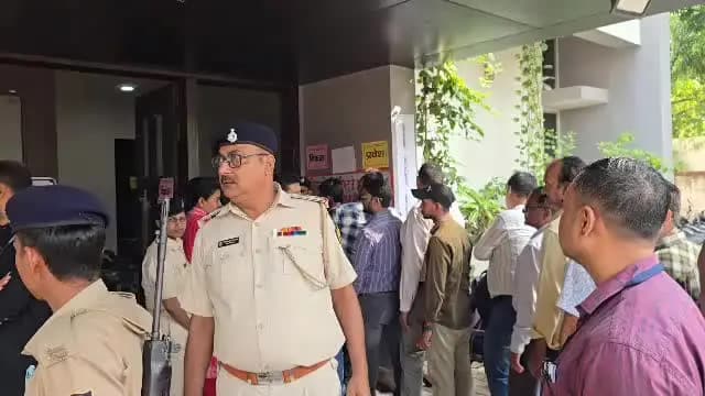 बेगूसराय: बेगूसराय में दरभंगा स्नातक एवं शिक्षक निर्वाचन के लिए मतदान प्रक्रिया शुरू