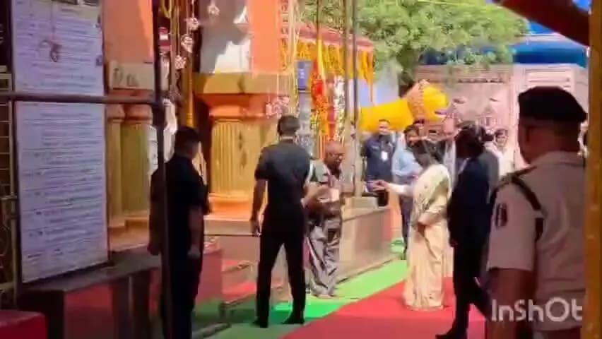 जगदलपुर: राष्ट्रपति द्रौपदी मुर्मु जगदलपुर पहुंचीं, मां दंतेश्वरी के दरबार में टेका माथा