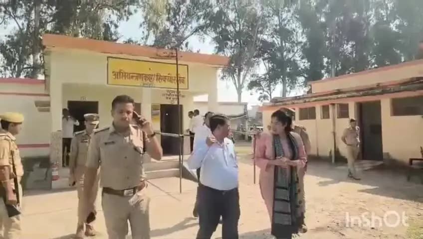 चांदपुर: नूरपुर में एमएलसी चुनाव के दौरान मतदान केंद्रों पर पहुंचकर मतदाताओं ने अपने मताधिकार का किया प्रयोग