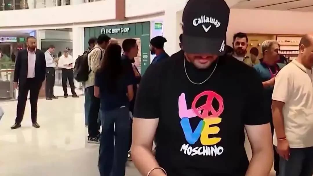 भारत में Apple के पहले मुड़ने वाले iPhone Duo की बिक्री शुरू, दिल्ली के साकेत स्टोर पर ग्राहकों में उत्साह