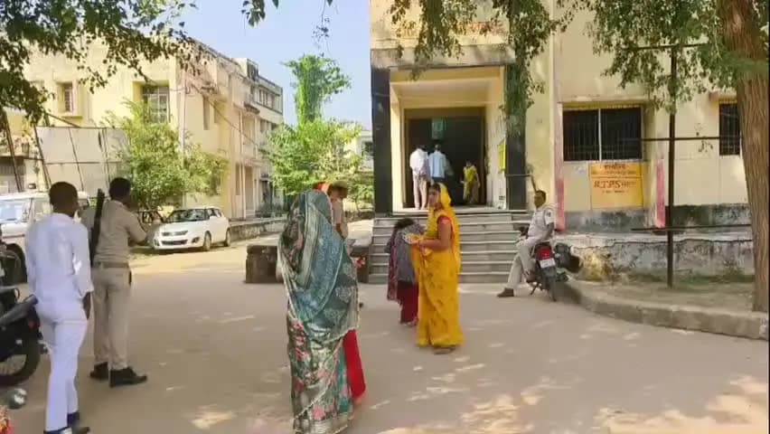परवलपुर: परवलपुर प्रखंड कार्यालय में 11 बजे तक स्नातक निर्वाचन में 132 मत पड़े, शिक्षक निर्वाचन में खाता नहीं खुला