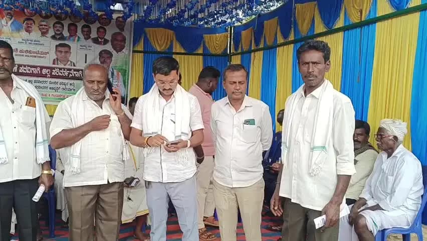 ಶಿಡ್ಲಘಟ್ಟ: ದಿಬ್ಬೂರಹಳ್ಳಿ ಮತಗಟ್ಟೆಯಲ್ಲಿ ಮಧ್ಯಾಹ್ನ 12 ಗಂಟೆಯ ವೇಳೆಗೆ 300 ಮತದಾನ..!