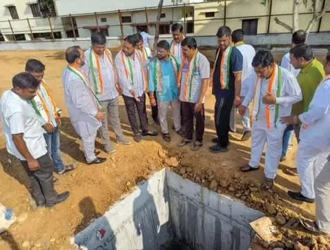 శామీర్పేట: ఉప్పల్ నియోజకవర్గ కాంగ్రెస్ పార్టీ ఇన్చార్జి పరమేశ్వర్ రెడ్డి ఆదేశాలతో పెద్ద చెరువు సుందరీకరణ పనులు ప్రారంభం