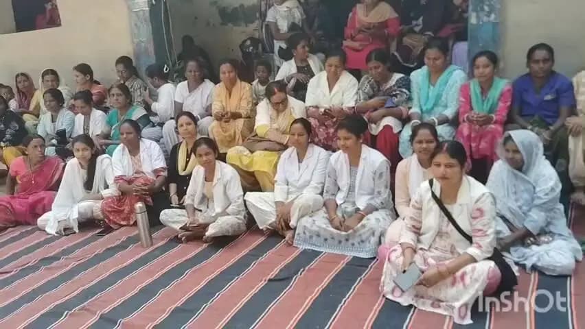 मनिका: मनिका प्रखंड क्षेत्र के सभी स्वास्थ्य कर्मी अनिश्चितकालीन धरना प्रदर्शन पर