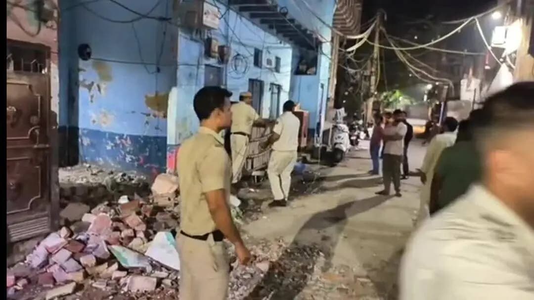 यमुना विहार: वेलकम में बहुमंजिला इमारत की बालकनी गिरी, बच्चा घायल; दूसरी मंजिल से दो लोगों को बचाया गया