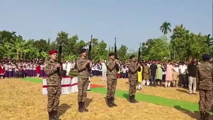 লক্ষীপুৰ: আছাম ৰাইফলছৰ জোৱান মফিদুল ইছলামৰ মৃতদেহ সামৰিক মৰ্যাদাৰে শেষকৃত্য সম্পন্ন কৰা হয়