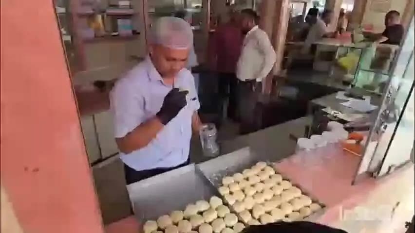 મજુરા: ભાગળ ખાતે આરોગ્ય વિભાગ દ્વારા ચંડી પડવાના નિર્મિત્તે ઘારી વેચતા વેપારીઓના ત્યાં દરોડા પાડવામાં આવ્યા.