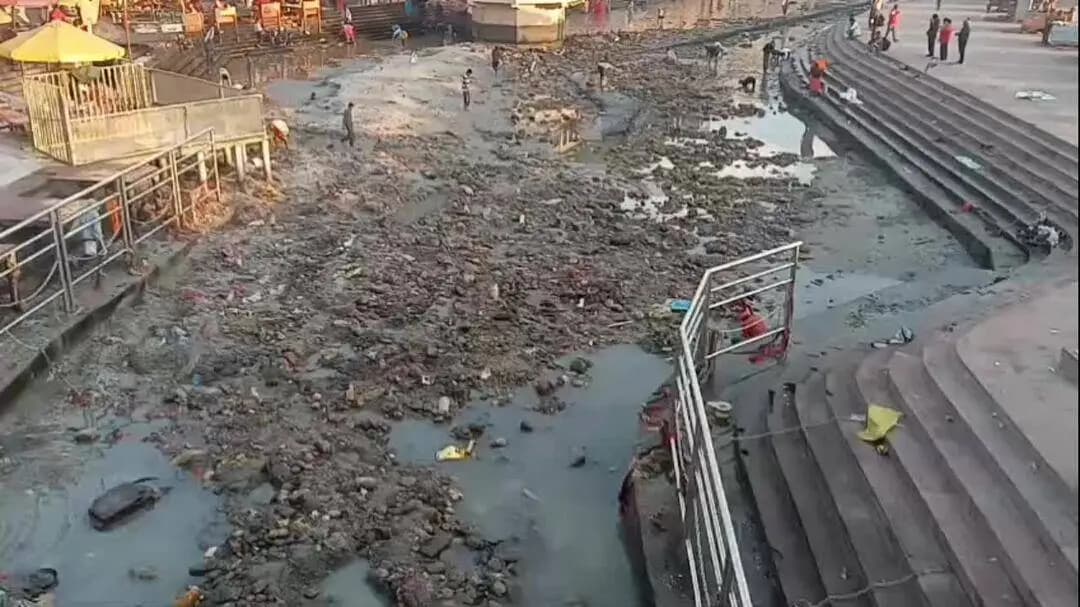 हरिद्वार: हरिद्वार हर की पौड़ी पर सूख गई गंगा की धारा, अब निकलने लगा धन और वैभव