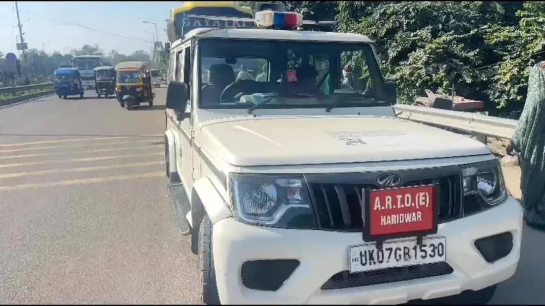 हरिद्वार: स्लीपर और लग्जरी बसों पर परिवहन विभाग का शिकंजा, सुबह 4:00 बजे लग्जरी बसें की गईं सीज