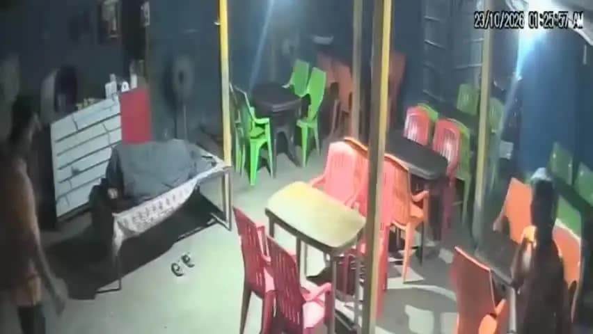 समस्तीपुर: समस्तीपुर में लाइन होटल संचालक को घुसकर पीटा, पीठ में मारी तीन गोलियां; वारदात सीसीटीवी में कैद