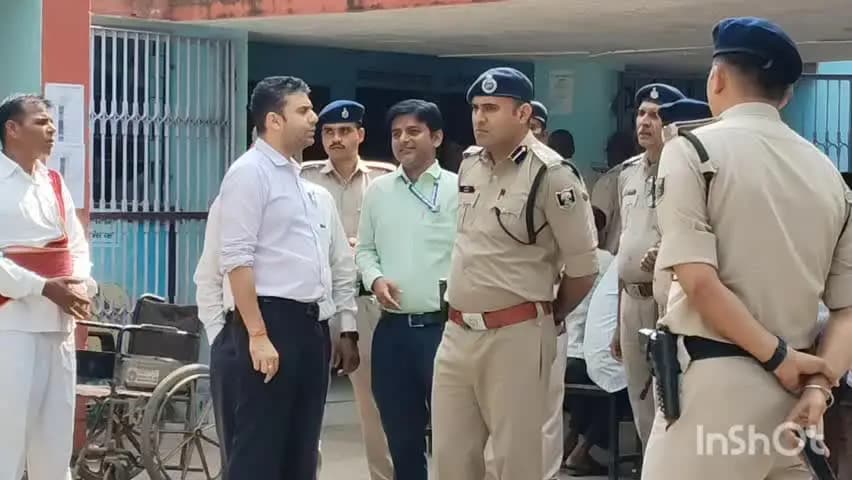 नावकोठी: नावकोठी में शुक्रवार को विधान परिषद चुनाव के मतदान का जायजा लेने पहुंचे DM-SP, मतदाताओं की लगी लंबी कतार