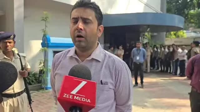 बेगूसराय: बेगूसराय में डीएम रिची पांडे ने दरभंगा स्नातक एवं शिक्षक निर्वाचन क्षेत्र मतदान केंद्र का जायजा लिया, अहम जानकारी दी