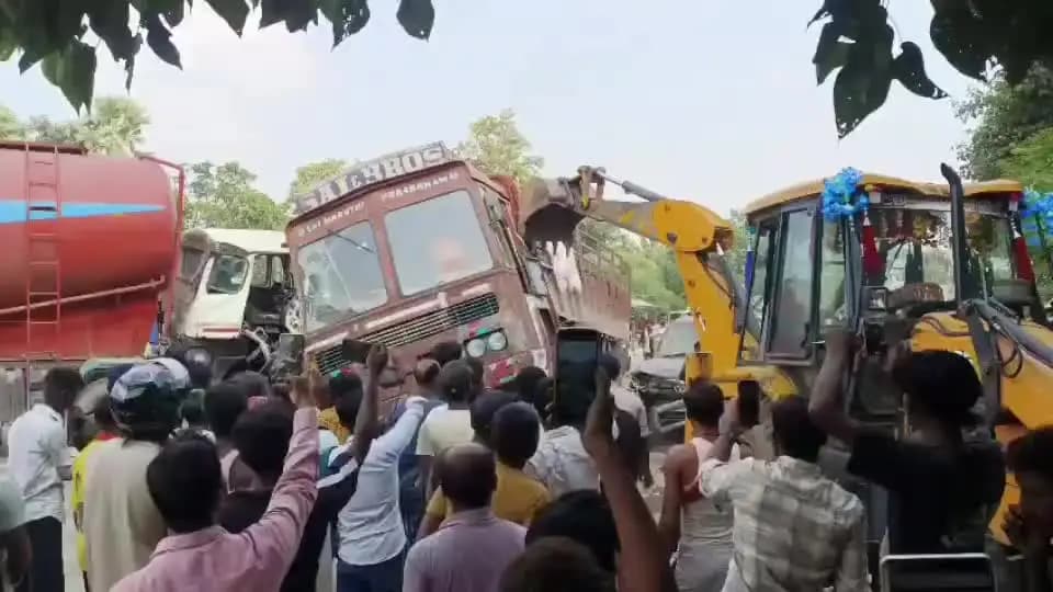 साहेबपुर कमाल: साहेबपुरकमाल एनएच पर भीषण सड़क हादसा, तीन वाहनों की जोरदार टक्कर से मची अफरा-तफरी