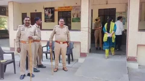 पीलीभीत: शिक्षा एमएलसी निर्वाचन के लिए जिले के 11 मतदान केंद्रों पर वोटिंग जारी
