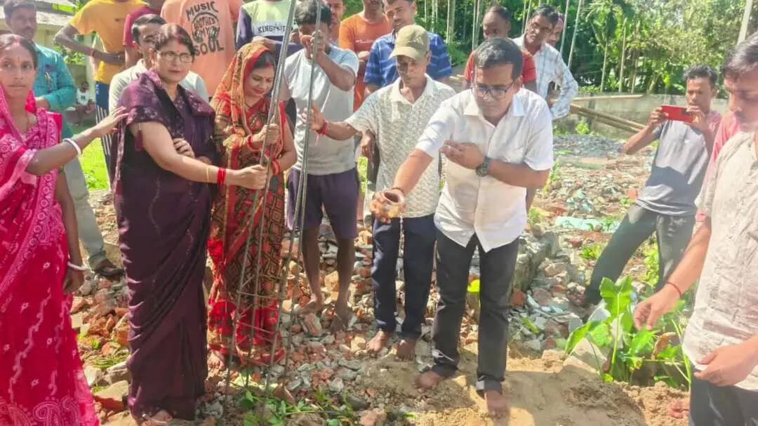 শিলচর: তাপাঙের রোসকান্দিতে ইউপি স্কুলের নতুন ভবনের নির্মাণকাজের শিলান্যাস অনুষ্ঠানে উপস্থিত BJP-র মণ্ডল সভাপতি