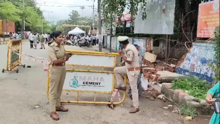 ಚಿಕ್ಕಬಳ್ಳಾಪುರ: ಚಿಕ್ಕಬಳ್ಳಾಪುರ ತಾಲೂಕು ಕಚೇರಿ ಬಳಿ ಆಗ್ನೇಯ ಪದವೀಧರರ ಕ್ಷೇತ್ರದ ಚುನಾವಣೆ: ಬಿಗಿ ಪೊಲೀಸ್ ಬಂದೋಬಸ್ತ್
