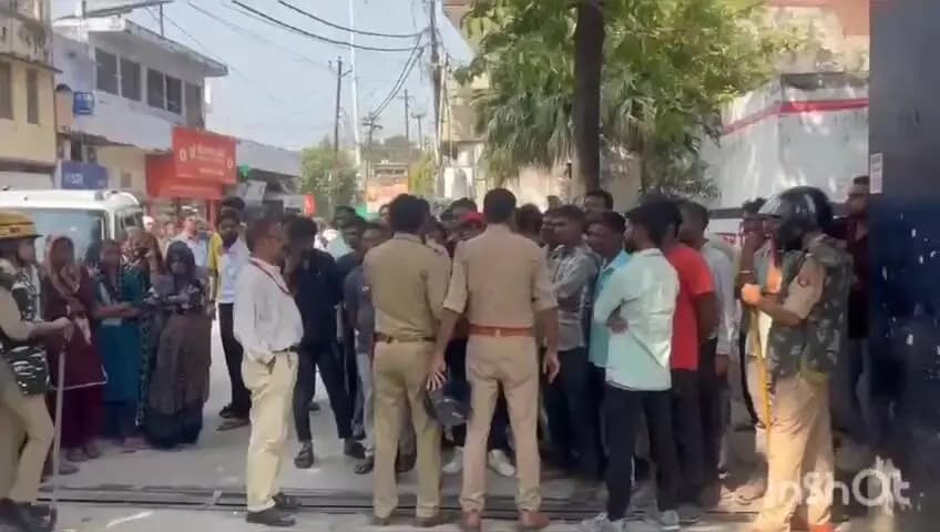 धामपुर: धामपुर के सुहागपुर में विपिन की मौत के मामले में मारपीट का वीडियो सामने आने पर थाने पहुंचकर कार्रवाई की मांग