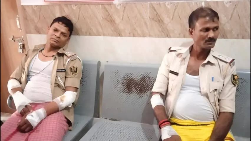 डोभी: साइकिल सवार को बचाते हुए डोभी थाने के दो पुलिस पदाधिकारी घायल, पीएचसी डोभी में इलाज जारी