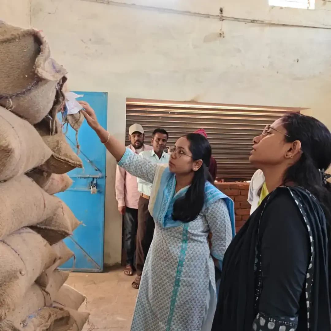 मुख्य कार्यपालन अधिकारी जिला पंचायत श्रीमती अर्चना कुमारी ने सार्वजनिक वितरण प्रणाली (पीडीएस) दुकान पसला का निरीक्षण कर खाद्यान्न वितरण व्यवस्था एवं हितग्राहियों को उपलब्ध कराई जा रही सेवाओं का जायजा लिया। उन्होंने पात्र हितग्राहियों को शासन के नियमानुसार खाद्यान्न वितरण सुनिश्चित करने तथा व्यवस्थाओं को सुचारू बनाए रखने के निर्देश दिए।
#anuppur
@jansamparkmp