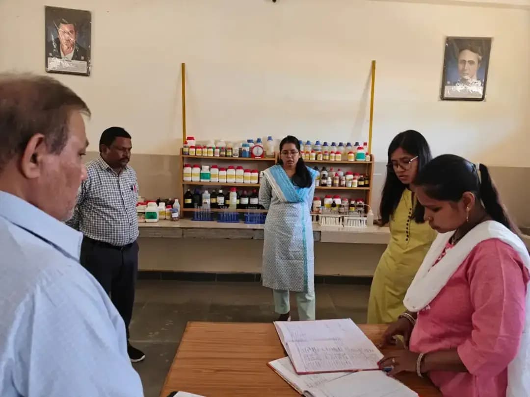 सीईओ जिला पंचायत ने शासकीय उच्चतर माध्यमिक विद्यालय पसला का किया निरीक्षण
मुख्य कार्यपालन अधिकारी जिला पंचायत श्रीमती अर्चना कुमारी ने विद्यालय में विद्यार्थियों की उपस्थिति एवं शैक्षणिक गुणवत्ता का जायजा लिया। जीव विज्ञान, भौतिक विज्ञान एवं रसायन विज्ञान प्रयोगशालाओं की व्यवस्थाएं संतोषजनक नहीं मिलने पर अप्रसन्नता व्यक्त करते हुए संबंधित प्राचार्य को कारण बताओ नोटिस जारी करने के निर्देश दिए।
उन्होंने प्रयोगशालाओं को क्रियाशील बनाने, आवश्यक उपकरण एवं रसायन उपलब्ध कराने, पीएच स्केल सहित शैक्षणिक चार्ट चस्पा करने तथा पौधों की नियमित देखभाल सुनिश्चित करने के निर्देश दिए।
#anuppur
@jansamparkmp