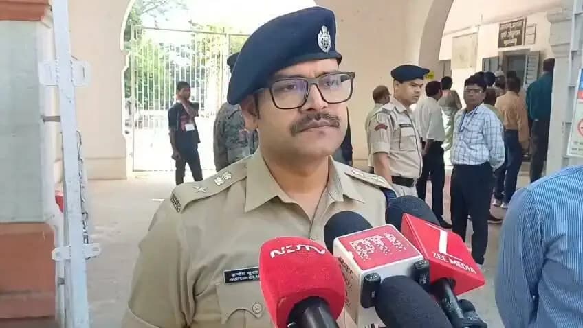 बिहार विधान परिषद के तिरहुत स्नातक एवं शिक्षक निर्वाचन क्षेत्र के द्विवार्षिक निर्वाचन, 2026 के अवसर पर मीडिया प्रतिनिधियों से बात करते वरीय पुलिस अधीक्षक श्री कांतेश कुमार मिश्र
Election Commission of India
Chief Electoral Officer, Bihar