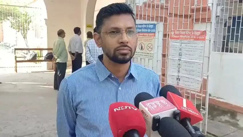 बिहार विधान परिषद के तिरहुत स्नातक एवं शिक्षक निर्वाचन क्षेत्र के द्विवार्षिक निर्वाचन, 2026 के अवसर पर मीडिया प्रतिनिधियों से बात करते जिला पदाधिकारी श्री कुमार गौरव
Election Commission of India
Chief Electoral Officer, Bihar