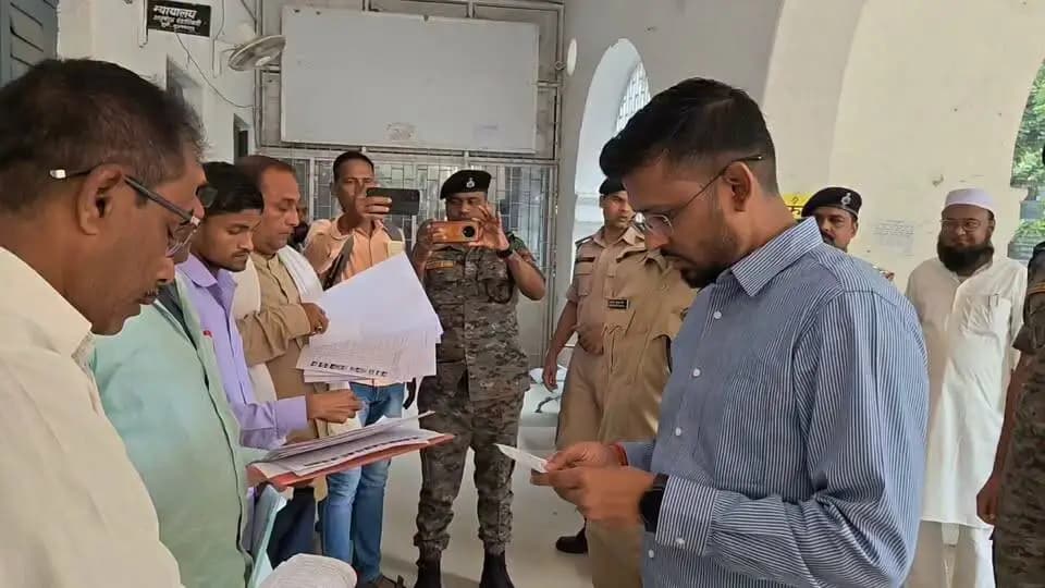 जिला निर्वाचन पदाधिकारी-सह-जिलाधिकारी, मुजफ्फरपुर श्री कुमार गौरव एवं वरीय पुलिस अधीक्षक, मुजफ्फरपुर श्री कांतेश कुमार मिश्र लगातार मतदान केंद्रों का निरीक्षण कर रहे हैं तथा व्यवस्था का अनुश्रवण कर रहे हैं।अधिकारीद्वय ने कहा कि भारत निर्वाचन आयोग के दिशा-निर्देशों एवं प्रावधानों के अनुरूप बिहार विधान परिषद के तिरहुत स्नातक एवं शिक्षक निर्वाचन क्षेत्र के द्वि-वार्षिक निर्वाचन, 2026 के लिए जिलांतर्गत सभी 88 मतदान केन्द्रों पर मतदान स्वतंत्र, निष्पक्ष एवं शांतिपूर्ण वातावरण में संचालित हो रहा है। मतदान 8 बजे पूर्वाह्न से शुरू हुआ है जो 4 बजे अपराह्न तक चलेगा। जिला नियंत्रण कक्ष से सभी मतदान केन्द्रों से रिपोर्ट ली जा रही है। जोनल एवं सुपर जोनल दंडाधिकारियों तथा पुलिस पदाधिकारियों द्वारा भी लगातार निरीक्षण किया जा रहा है।पदाधिकारियों को पूर्ण पारदर्शिता एवं निष्पक्षता के साथ मतदान सफलतापूर्वक संपन्न कराने का निर्देश दिया गया है।
जिलाधिकारी ने कहा कि स्वतंत्र, निष्पक्ष, भयमुक्त, पारदर्शी एवं सहभागितापूर्ण वातावरण में मतदान सम्पन्न कराना सर्वोच्च प्राथमिकता है। संपूर्ण प्रशासनिक तंत्र इसके लिए सजग, तत्पर एवं प्रतिबद्ध है। पदाधिकारियों को आयोग के निर्देशों का अक्षरशः अनुपालन करते हुए सजग, तत्पर एवं प्रतिबद्ध रहकर उत्कृष्ट भीड़-प्रबंधन, सुगम यातायात एवं सुदृढ़ विधि-व्यवस्था संधारण सुनिश्चित करने का निर्देश दिया गया है। किसी भी प्रकार की सूचना जिला नियंत्रण कक्ष (दूरभाष संख्या: 0621-2212497; 2224611); हेल्पलाइन नम्बर 1950 या प्रमंडल-स्तरीय नियंत्रण कक्ष (दूरभाष संख्या: 0621-2213962, ई-मेल आईडी: divcom.tirhut-bih@nic.in) पर दी जा सकती है।
Election Commission of India
Chief Electoral Officer, Bihar