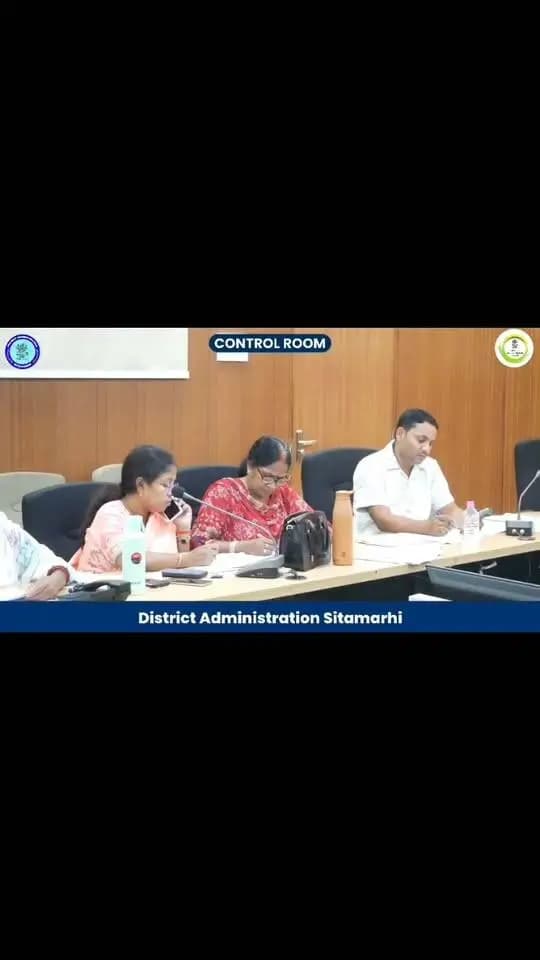 मतदान प्रक्रिया पर सतत निगरानी, जिला नियंत्रण कक्ष में प्रतिनियुक्त कर्मी सक्रिय
बिहार विधान परिषद् के तिरहुत स्नातक एवं शिक्षक निर्वाचन क्षेत्र के द्विवार्षिक निर्वाचन, 2026 के मद्देनजर जिला नियंत्रण कक्ष में प्रतिनियुक्त सभी कर्मी अपने निर्धारित दायित्वों का निर्वहन कर रहे हैं।
नियंत्रण कक्ष के माध्यम से मतदान प्रक्रिया एवं निर्वाचन से संबंधित गतिविधियों पर सतत निगरानी रखी जा रही है। प्रतिनियुक्त कर्मियों द्वारा विभिन्न मतदान केंद्रों की स्थिति का जायजा लेते हुए निर्वाचन प्रक्रिया की अद्यतन जानकारी प्राप्त की जा रही है।
जिला निर्वाचन पदाधिकारी-सह-जिला पदाधिकारी, सीतामढ़ी श्री तनय सुल्तानिया के निर्देशानुसार निर्वाचन प्रक्रिया के सुचारू, निष्पक्ष एवं शांतिपूर्ण संचालन हेतु नियंत्रण कक्ष पूरी तरह सक्रिय है।
जिला प्रशासन, सीतामढ़ी
District Administration Sitamarhi Sitamarhi Police Chief Electoral Officer, Bihar Election Commission of India