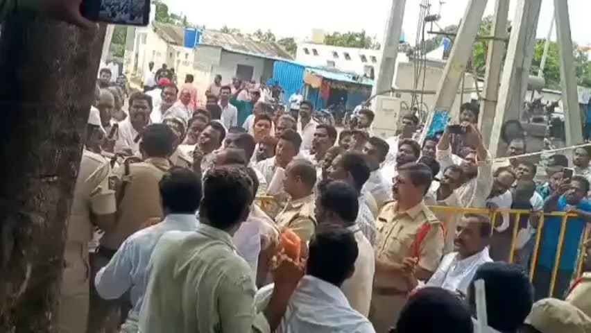 డోన్: ప్యాపిలి లో ఉద్రిక్తత, ఎంపీటీసీ నామినేషన్లు వేయడానికి వచ్చిన జనసేన నాయకులను అడ్డుకున్న టిడిపి నేతలు