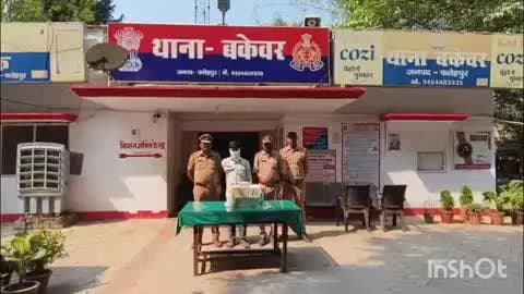 बिंदकी: धमौली गांव से पुलिस ने एक व्यक्ति को 73 पाउच शराब के साथ गिरफ्तार किया, की गई कानूनी कार्रवाई