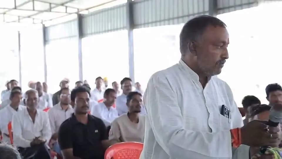 संभागायुक्त ने वृंदावन ग्राम तनोड़िया में पशुपालकों से किया संवाद
वृंदावन ग्राम योजना के तहत चयनित ग्राम तनोड़िया में पशुपालक सम्मेलन आयोजित हुआ, जिसमें उज्जैन संभागायुक्त श्री आशीष सिंह, एडीजीपी श्री राकेश कुमार गुप्ता, कलेक्टर डॉ. शेर सिंह मीना व SP श्री दिलीप सोनी शामिल हुए।
संभागायुक्त ने पशुपालकों से पशु संख्या, दुग्ध उत्पादन व सहकारी समिति पर संवाद किया। निर्देश - सेक्स सॉर्टेड सीमन से कृत्रिम गर्भाधान को बढ़ावा दें, गोवंश में नस्ल सुधार करें।
CM Madhya Pradesh
Jansampark Madhya Pradesh
Department of Animal Husbandry, Madhya Pradesh
#agarmalwa
#आगरमालवा