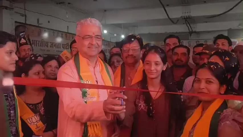 नजीबाबाद: नजीबाबाद में भाजपा नेता अवनीश अग्रवाल के जनसंपर्क कार्यालय का उद्घाटन हुआ