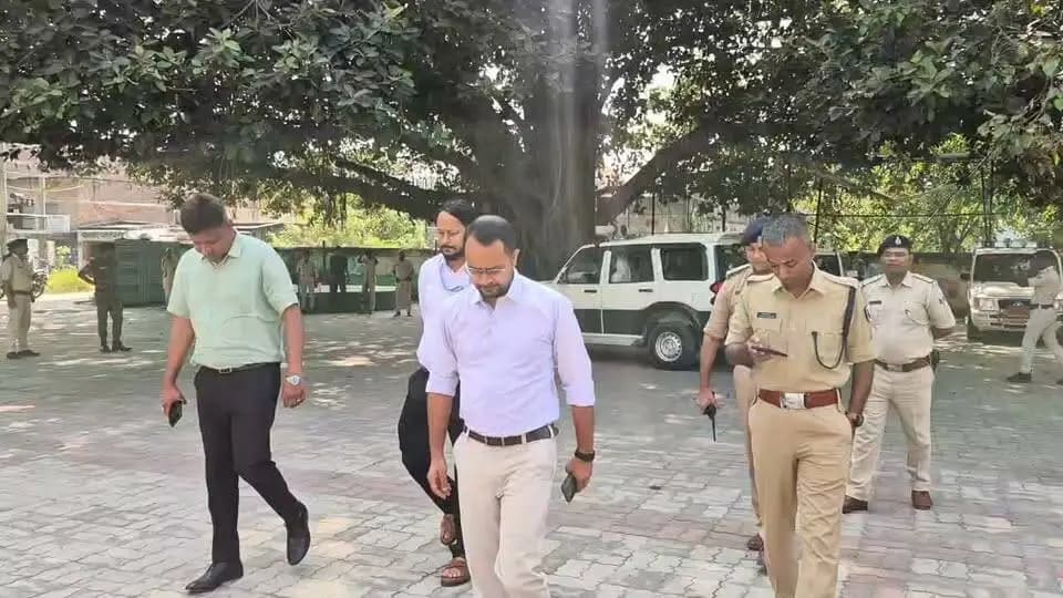 जिलाधिकारी एवं वरीय पुलिस अधीक्षक ने सारण शिक्षक निर्वाचन क्षेत्र के मतदान केंद्रों का किया संयुक्त निरीक्षण
सदर, रिविलगंज, मांझी, गरखा एवं एकमा प्रखंड मुख्यालय स्थित मतदान केंद्रों पर पहुंचकर लिया मतदान व्यवस्था का जायजा
छपरा, 23 अक्टूबर 2026। सारण शिक्षक निर्वाचन क्षेत्र के निर्वाचन के तहत आज मतदान दिवस के अवसर पर जिला पदाधिकारी, सारण श्री वैभव श्रीवास्तव एवं वरीय पुलिस अधीक्षक, सारण श्री रौशन कुमार ने संयुक्त रूप से सदर, रिविलगंज, मांझी, गरखा एवं एकमा प्रखंड मुख्यालय स्थित मतदान केंद्रों का भ्रमण कर मतदान प्रक्रिया एवं विधि-व्यवस्था का जायजा लिया।
निरीक्षण के दौरान दोनों वरीय अधिकारियों ने मतदान केंद्रों पर की गई व्यवस्थाओं का अवलोकन किया तथा मतदान प्रक्रिया के सुचारु संचालन की स्थिति की समीक्षा की। इस क्रम में संबंधित पदाधिकारियों एवं मतदान कर्मियों को निर्वाचन आयोग के दिशा-निर्देशों का अक्षरशः अनुपालन सुनिश्चित करते हुए निष्पक्ष, पारदर्शी एवं शांतिपूर्ण वातावरण में मतदान संपन्न कराने का निर्देश दिया गया।
जिला प्रशासन द्वारा मतदान प्रक्रिया पर सतत निगरानी रखी जा रही है, ताकि सारण शिक्षक निर्वाचन क्षेत्र का मतदान निर्धारित दिशा-निर्देशों के अनुरूप शांतिपूर्ण एवं सुव्यवस्थित ढंग से संपन्न कराया जा सके।