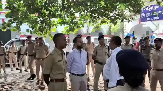 जिलाधिकारी एवं वरीय पुलिस अधीक्षक ने सारण शिक्षक निर्वाचन क्षेत्र के मतदान केंद्रों का किया संयुक्त निरीक्षण
सदर, रिविलगंज, मांझी, गरखा एवं एकमा प्रखंड मुख्यालय स्थित मतदान केंद्रों पर पहुंचकर लिया मतदान व्यवस्था का जायजा
छपरा, 23 अक्टूबर 2026। सारण शिक्षक निर्वाचन क्षेत्र के निर्वाचन के तहत आज मतदान दिवस के अवसर पर जिला पदाधिकारी, सारण श्री वैभव श्रीवास्तव एवं वरीय पुलिस अधीक्षक, सारण श्री रौशन कुमार ने संयुक्त रूप से सदर, रिविलगंज, मांझी, गरखा एवं एकमा प्रखंड मुख्यालय स्थित मतदान केंद्रों का भ्रमण कर मतदान प्रक्रिया एवं विधि-व्यवस्था का जायजा लिया।
निरीक्षण के दौरान दोनों वरीय अधिकारियों ने मतदान केंद्रों पर की गई व्यवस्थाओं का अवलोकन किया तथा मतदान प्रक्रिया के सुचारु संचालन की स्थिति की समीक्षा की। इस क्रम में संबंधित पदाधिकारियों एवं मतदान कर्मियों को निर्वाचन आयोग के दिशा-निर्देशों का अक्षरशः अनुपालन सुनिश्चित करते हुए निष्पक्ष, पारदर्शी एवं शांतिपूर्ण वातावरण में मतदान संपन्न कराने का निर्देश दिया गया।
जिला प्रशासन द्वारा मतदान प्रक्रिया पर सतत निगरानी रखी जा रही है, ताकि सारण शिक्षक निर्वाचन क्षेत्र का मतदान निर्धारित दिशा-निर्देशों के अनुरूप शांतिपूर्ण एवं सुव्यवस्थित ढंग से संपन्न कराया जा सके।