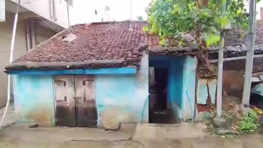 காஞ்சிபுரம்: காஞ்சிபுரத்தில் கனமழையால் வீட்டின் சுவர் இடிந்து விழுந்தது வீட்டுக்குள் சிக்கிய மூன்று பேரை பத்திரமாக மீட்ட தீயணைப்புத் துறையினர்