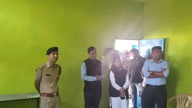 कलेक्टर, एसपी ने स्कूल के बच्चों से किया संवाद
------------------------------------
विदिशा। मुख्यमंत्री जनविश्वास अभियान के तहत आज कलेक्टर श्री अंशुल गुप्ता एवं पुलिस अधीक्षक श्री रोहित काश्वानी ने ग्राम पुरागोसाई के एकीकृत शासकीय माध्यमिक विद्यालय पहुंचकर छोटे बच्चों से संवाद किया। बच्चों को दशहरा एवं दीपावली पर्व के महत्व और उन्हें मनाने के पीछे की पौराणिक मान्यताओं के बारे में बताया। इस अवसर पर डीएफओ श्री हेमंत यादव साथ मौजूद रहे। #मुख्यमंत्री_जनविश्वास_अभियान #Vidisha #शिक्षा #Education