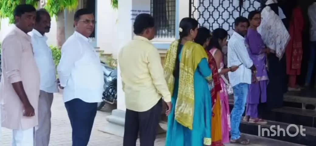 ಹಾನಗಲ್: ಪಟ್ಟಣದಲ್ಲಿ ಮತ ಚಲಾಯಿಸಿದ ಶಾಸಕ ಶ್ರೀನಿವಾಸ್ ಮಾನೆ