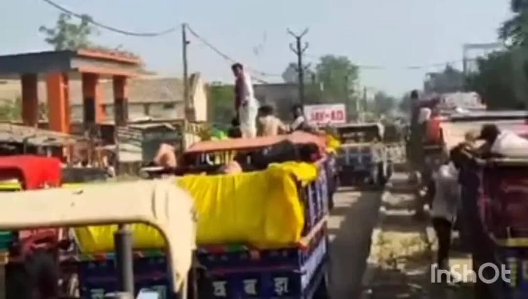 कुम्भराज: कुंभराज मंडी में मक्का की रिकॉर्ड तोड़ आवक, मंडी फुल होने से मुख्य सड़क पर लगी ट्रैक्टर-ट्रॉलियों की कतार