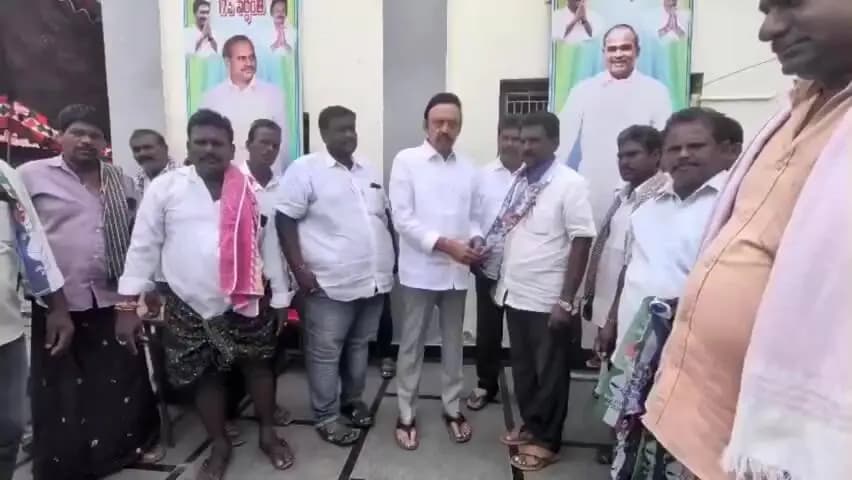 నూజివీడు: నూజివీడు మండలం దేవరకొండ గ్రామానికి చెందిన 400 మంది టీడీపీ నాయకులు, కార్యకర్తలు వైసీపీలో చేరిక