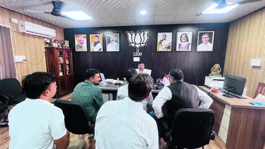 नजफगढ़: निगम पार्षद अमित खरखड़ी ने सुनीं क्षेत्रवासियों की समस्याएं, अधिकारियों को दिए समाधान के निर्देश
