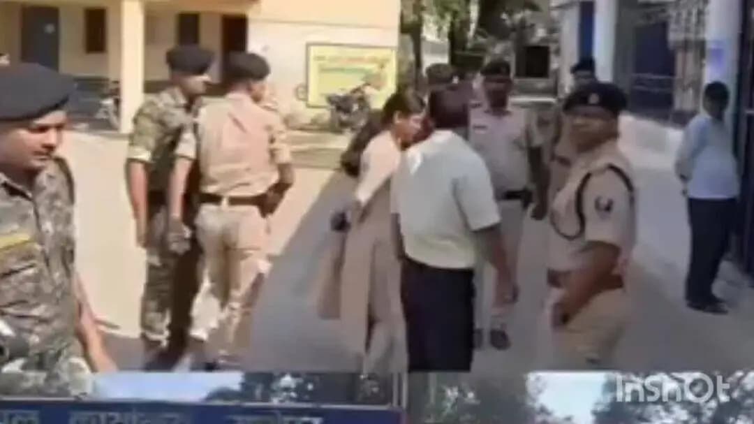 राघोपुर: MLC चुनाव: राघोपुर प्रखंड कार्यालय स्थित मतदान केंद्र का DM सावन कुमार और SP ने किया निरीक्षण
