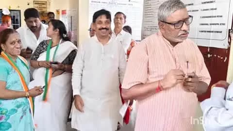 ಹಾವೇರಿ: ಪಶ್ಚಿಮ ಪದವೀಧರ ಕ್ಷೇತ್ರದ ಚುನಾವಣೆ; ನಗರದ ಎ.ಸಿ. ಕಚೇರಿಯಲ್ಲಿ ಸರದಿ ಸಾಲಿನಲ್ಲಿ ನಿಂತು ಸಚಿವ ರುದ್ರಪ್ಪ ಲಮಾಣಿ ಅವರಿಂದ ಮತದಾನ