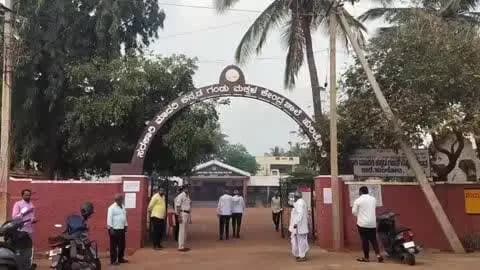 ಗದಗ: ಹುಲಕೋಟೆಯಲ್ಲಿ ಬಿಜೆಪಿ ಅಭ್ಯರ್ಥಿ ಸಂಕನೂರು ಕೈ ಕುಲುಕಿದ ಕಾಂಗ್ರೆಸ್ ಶಾಸಕ ಎಚ್ ಕೆ ಪಾಟೀಲ್