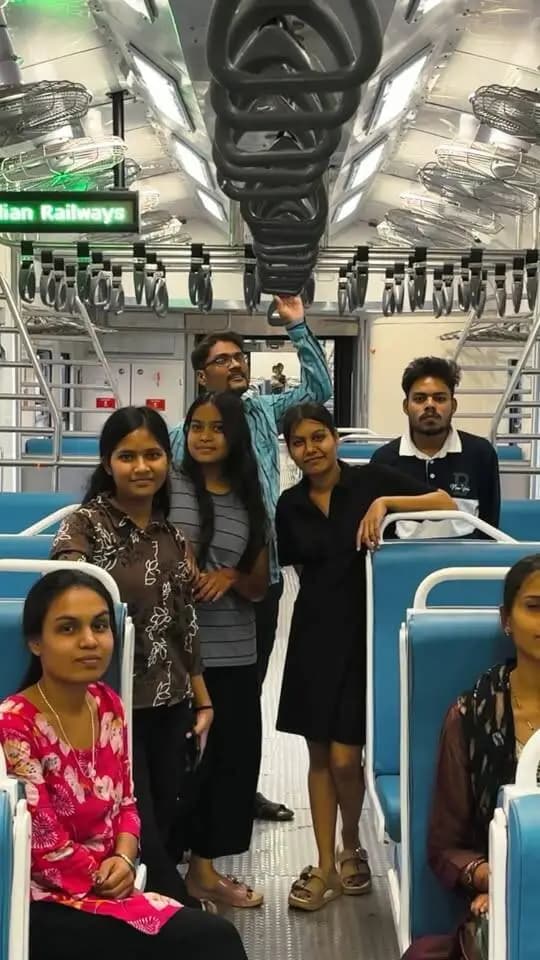 छत्तीसगढ़ में आधुनिक और सुदृढ़ परिवहन व्यवस्था की दिशा में एक और मील का पत्थर साबित होने वाली रायपुर-कुरूद यात्री रेल सेवा शुरू हो गई है। यह ऐतिहासिक पहल क्षेत्र के विकास को नई रफ्तार देने वाली है।
इस नई रेल सेवा के शुरू होने से धमतरी जिले के अंतर्गत आने वाले महत्वपूर्ण क्षेत्र—सिर्री, चटौद और कुरूद—अब सीधे देश के रेल नेटवर्क से जुड़ गए हैं। इससे न केवल स्थानीय निवासियों को आवागमन की बेहतरीन सुविधा मिलेगी, बल्कि राजधानी रायपुर तक पहुंचना भी बेहद आसान हो जाएगा।
इस सौगात से व्यापार, शिक्षा और दैनिक आवाजाही करने वाले यात्रियों को बड़ी राहत मिलेगी और क्षेत्र के आर्थिक विकास को नई ऊर्जा मिलेगी।
क्षेत्रवासियों ने इस अभूतपूर्व सौगात के लिए प्रधानमंत्री श्री नरेंद्र मोदी एवं मुख्यमंत्री श्री विष्णु देव साय के प्रति आभार व्यक्त किया हैं।
#RaipurKurudRailService #Dhamtari #RailConnectivity #Chhattisgarh #IndianRailways
CMO Chhattisgarh DPR Chhattisgarh