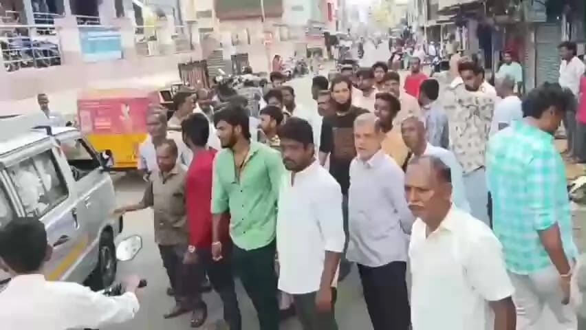ஈரோடு: ps பார்க் சாலையோர கடைகள் மற்றும் அதன் போர்கள் சாலையை ஆக்கிரமிப்பு செய்துள்ளதாக மாநகராட்சி அதிகாரிகள் அகற்ற முயற்சி செய்த அதிகாரிகளை முற்றுகை