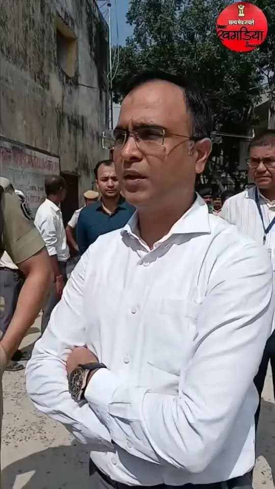 🗳️ कोसी स्नातक निर्वाचन क्षेत्र के द्विवार्षिक निर्वाचन-2026 की तैयारियों का निरीक्षण
बिहार विधान परिषद् के कोसी स्नातक निर्वाचन क्षेत्र के द्विवार्षिक निर्वाचन-2026 के मद्देनजर जिला निर्वाचन पदाधिकारी, खगड़िया श्री विक्रम विरकर एवं पुलिस अधीक्षक श्री भानु प्रताप सिंह ने सदर अनुमंडल, खगड़िया सदर प्रखंड, मानसी प्रखंड एवं गोगरी प्रखंड के विभिन्न मतदान केंद्रों का भ्रमण कर निर्वाचन तैयारियों एवं सुरक्षा व्यवस्था का जायजा लिया तथा संबंधित पदाधिकारियों को आवश्यक दिशा-निर्देश दिए।
स्वतंत्र, निष्पक्ष, शांतिपूर्ण एवं पारदर्शी निर्वाचन सुनिश्चित करने हेतु प्रशासन प्रतिबद्ध है।
#Khagaria #KosiGraduateConstituency #BiharLegislativeCouncil #निर्वाचन2026 #DistrictAdministrationKhagaria